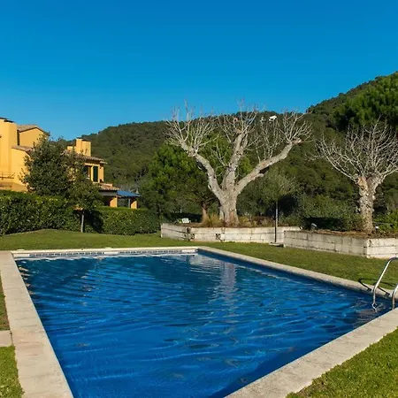 Sleeps 8 Pool Holiday home